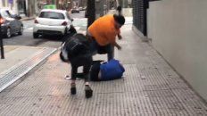 luego de ser acusado de abuso sexual, un youtuber fue atacado en la via publica luego de ser acusado de abuso sexual, un youtuber fue atacado en la via publica