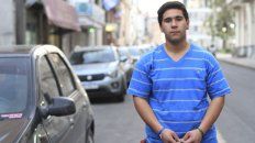 Al hombro. Mario cuida autos donde hasta el viernes lo hacía su padre, para llevar el pan a su casa. Al hombro. Mario cuida autos donde hasta el viernes lo hacía su padre, para llevar el pan a su casa.