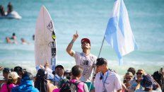 La bandera de Argentina en la mano, fuerte. Muñiz decidió representar a nuestro país pese a haberse criado en Brasil y le dio un nuevo título mundial en surf. (Foto twitter) La bandera de Argentina en la mano, fuerte. Muñiz decidió representar a nuestro país pese a haberse criado en Brasil y le dio un nuevo título mundial en surf. (Foto twitter)