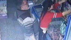 buscan identificar a un pervertido que acosa mujeres en comercios buscan identificar a un pervertido que acosa mujeres en comercios