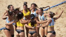 Las chicas festejando el triunfo. Las chicas festejando el triunfo.