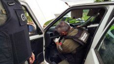 Requisa. Los gendarmes detectaron el estupefaciente en el torpedo y el piso del vehículo. Requisa. Los gendarmes detectaron el estupefaciente en el torpedo y el piso del vehículo.