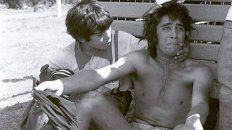 Diego Maradona consuela al jugador correntino que perdió la final contra Entre Ríos en 1973. Diego Maradona consuela al jugador correntino que perdió la final contra Entre Ríos en 1973.