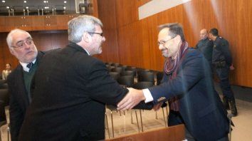 García saluda a Rossi. Una de las causales es por o haberlo acusado. (Foto: Ricardo Leguizamón) García saluda a Rossi. Una de las causales es por o haberlo acusado. (Foto: Ricardo Leguizamón)