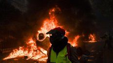 paris fue un caos por una batalla campal contra la suba de combustibles paris fue un caos por una batalla campal contra la suba de combustibles