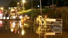 una camioneta con una familia a bordo cayo en un pozo, en calle rondeau una camioneta con una familia a bordo cayo en un pozo, en calle rondeau