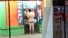 Desinhibido. Muy tranquilo el hombre compró azúcar en el comercio. Foto: 03442. Desinhibido. Muy tranquilo el hombre compró azúcar en el comercio. Foto: 03442.