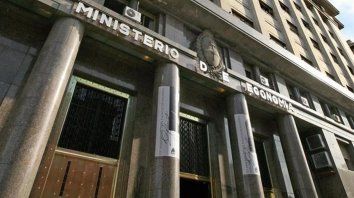 la actividad economica cayo un 4,8% interanual en febrero, informo el indec la actividad economica cayo un 4,8% interanual en febrero, informo el indec