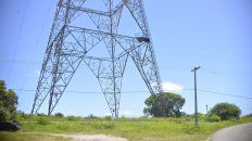 Situación compleja. La torre de alta tensión situada en la barranca tiene 70 metros de altura. Situación compleja. La torre de alta tensión situada en la barranca tiene 70 metros de altura.
