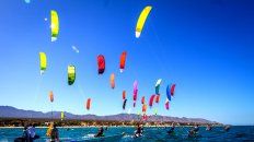 Las cometas impulsadas por el viento embellecen las playas del mundo. Las cometas impulsadas por el viento embellecen las playas del mundo.