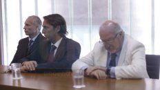 Revés. Primero desde la izquierda, el condenado Francisco Marín, y sus abogados Lambruschini y Federik. Revés. Primero desde la izquierda, el condenado Francisco Marín, y sus abogados Lambruschini y Federik.