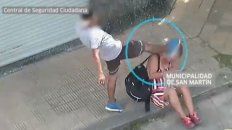 una brutal golpiza de un hombre a una mujer en plena calle una brutal golpiza de un hombre a una mujer en plena calle