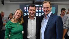 Sin estrés. Laura Stratta, Edgardo Kueider y Gustavo Bordet con la pantalla que informa el resultado. Sin estrés. Laura Stratta, Edgardo Kueider y Gustavo Bordet con la pantalla que informa el resultado.