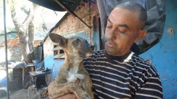 SOLIDARIO. Roberto destina lo que junta de las changas de desmalezado y limpieza para atender a sus amigos. SOLIDARIO. Roberto destina lo que junta de las changas de desmalezado y limpieza para atender a sus amigos.