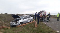 un camion perdio su carga en la ruta y un coche no pudo evitar el choque un camion perdio su carga en la ruta y un coche no pudo evitar el choque