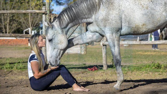 En casa. La paranaense de 24 años Ana Orbes en El Nogal donde pasa casi todas las horas de sus días junto a los caballos, su familia y sus alumnos. Una pasión que continúa intacta.