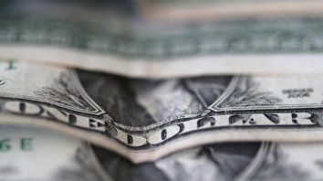 el dolar volvio a operar en baja y cerro a $43,668 el dolar volvio a operar en baja y cerro a $43,668