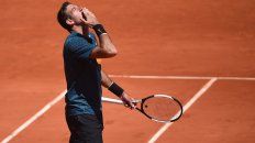 Delpo le tira un beso al cielo. Delpo le tira un beso al cielo.
