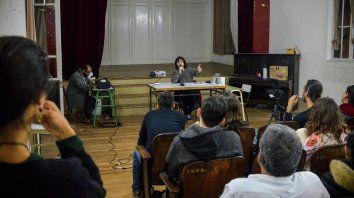 El intelectual respondió todas las preguntas de los asistentes. El intelectual respondió todas las preguntas de los asistentes.