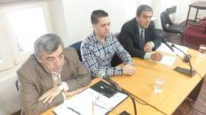 El acusado en el medio de sus defensores. El acusado en el medio de sus defensores.