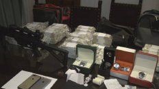 En los bolsos encontraron, celulares de alta gama, armas, relojes y dólares. En los bolsos encontraron, celulares de alta gama, armas, relojes y dólares.
