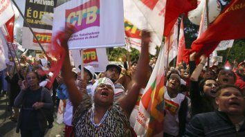 Los trabajadores se oponen a la entrega de derechos. Los trabajadores se oponen a la entrega de derechos.