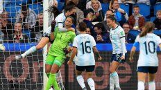 La alegría de las argentinas luego del penal atajado por Correa. La alegría de las argentinas luego del penal atajado por Correa.