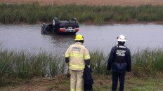 volcaron bajo la lluvia y el auto quedo semisumergido volcaron bajo la lluvia y el auto quedo semisumergido
