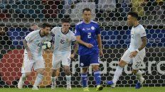 Messi, marcó de penal. Messi, marcó de penal.