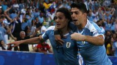 Los delanteros Suarez y Cavani, festejan el gol. Los delanteros Suarez y Cavani, festejan el gol.