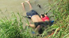 una bebe y su papa murieron abrazados al intentar cruzar el rio bravo una bebe y su papa murieron abrazados al intentar cruzar el rio bravo