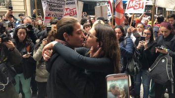 condenaron a la joven detenida por besar a su novia condenaron a la joven detenida por besar a su novia