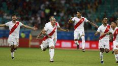 El festejo de los peruano tras el quinto penal. El festejo de los peruano tras el quinto penal.