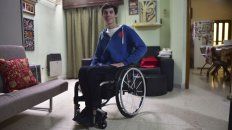 En su casa. El joven de 20 años está de vuelta en Paraná. En octubre del año pasado fue arrollado por un acoplado que le ocasionó una lesión en la médula que le impide caminar. En su casa. El joven de 20 años está de vuelta en Paraná. En octubre del año pasado fue arrollado por un acoplado que le ocasionó una lesión en la médula que le impide caminar.