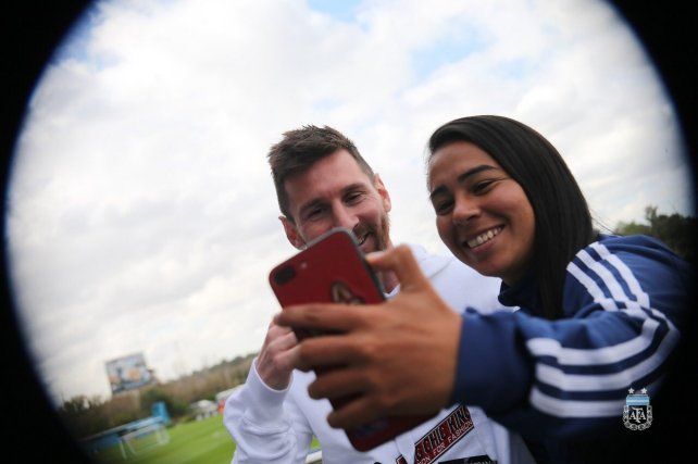 Yael junto a Messi en el predio de Ezeiza