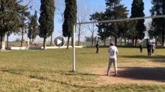 Los chicos juegan y el fumigador pasa a unos 100 metros de la canchita. Los chicos juegan y el fumigador pasa a unos 100 metros de la canchita.
