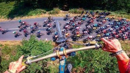 La panorámica del ciclista al saltar sobre el pelotón. La panorámica del ciclista al saltar sobre el pelotón.
