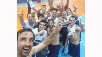 Campeones. El plantel festejó el título ganado ayer en Paraná. Campeones. El plantel festejó el título ganado ayer en Paraná.