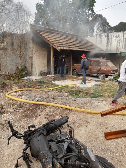 Incendio destruyÃ³ una casa y un hombre fue internado con graves quemaduras