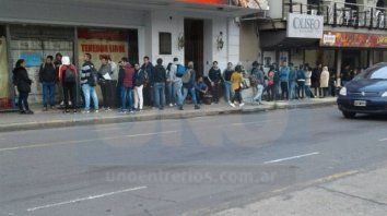 La gente hace filas a la espera de puestos de trabajo La gente hace filas a la espera de puestos de trabajo