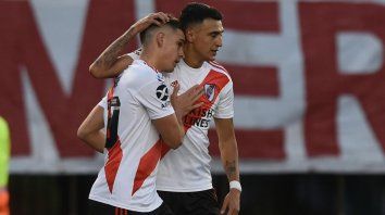 Romperredes. Suárez, que marcó dos goles, se abraza con Santos Borré, el autor del primer tanto de River. Romperredes. Suárez, que marcó dos goles, se abraza con Santos Borré, el autor del primer tanto de River.