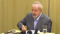 Acusador. Lula durante la entrevista desde la prisión de Curitiba. Dijo que fue preso pudiendo huir al exterior Acusador. Lula durante la entrevista desde la prisión de Curitiba. Dijo que fue preso pudiendo huir al exterior