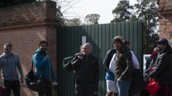 Los jugadores en la puerta de Los Abrojos. Los jugadores en la puerta de Los Abrojos.