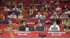 El funcionario en la segunda fila de remera negra con una computadora. El funcionario en la segunda fila de remera negra con una computadora.