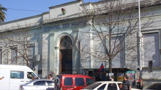 Por un aparente conflicto de vieja data desde un auto que pasó por la calle lo balearon. Fue operado de urgencia en el hospital San Martín de Paraná