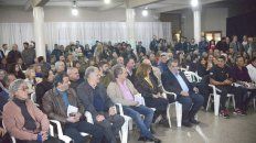 Quedó chica. Amigos de la vida, familiares, colegas y mucha gente del ambiente del box fueron ayer al evento. Quedó chica. Amigos de la vida, familiares, colegas y mucha gente del ambiente del box fueron ayer al evento.