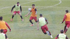 En el ataque. Cristian Tarragona sostiene el balón en la ofensiva. El ex-Platense buscará hacerse presente en la red. En el ataque. Cristian Tarragona sostiene el balón en la ofensiva. El ex-Platense buscará hacerse presente en la red.