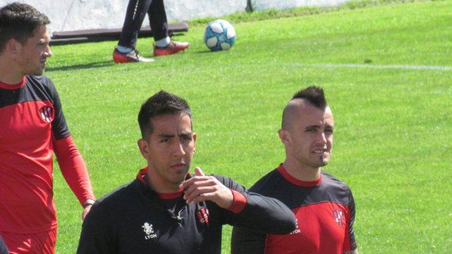 Sin descanso. Ibáñez y Chimino ayer en la práctica tras llegar de Mar del Plata. El defensor habló con Ovación.
