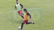 De entrada. Santiago Briñone (con pechera flúor) ingresará en el mediocampo en reemplazo de Lucas Mancinelli. De entrada. Santiago Briñone (con pechera flúor) ingresará en el mediocampo en reemplazo de Lucas Mancinelli.