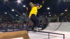 Backside BoardSlide en la baranda a fondo. Backside BoardSlide en la baranda a fondo.